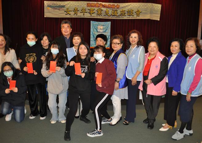 国际兰馨交流协会中华民国总会颁发奖助学金协助五位学生圆梦计画，醒吾科大副校长陈宝亿(左后)代表学校致谢。(醒吾科大提供)