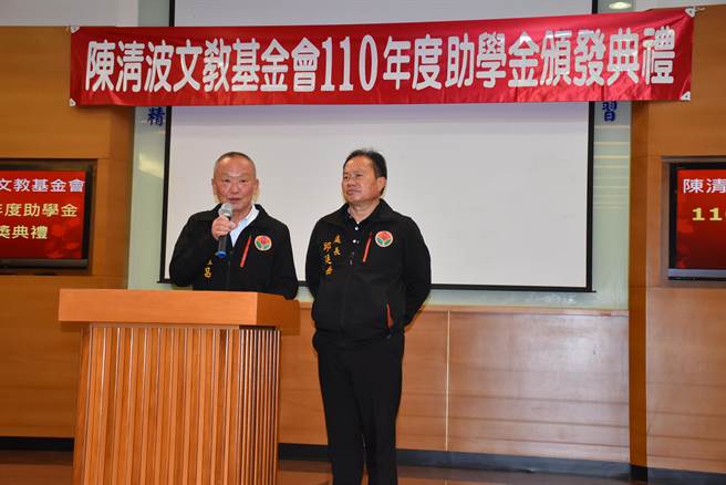 陈清波基金会年度奖学金颁奖典礼，31日上午在竹南照国中礼堂举行，苗栗县长徐耀昌致词肯定基金会助学精神。（谢明俊摄）