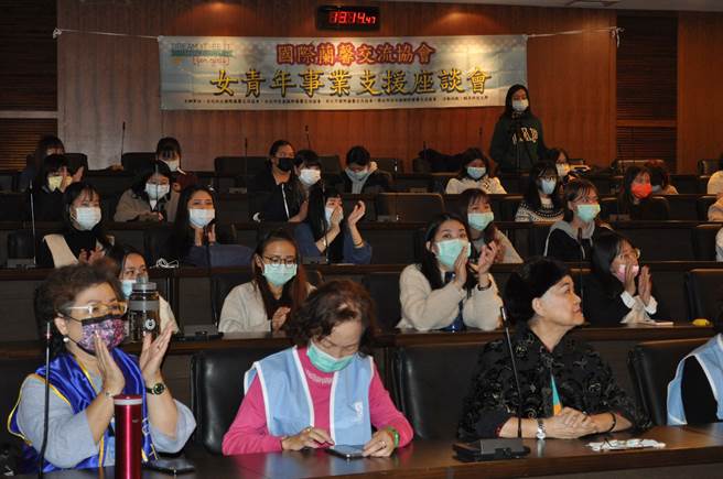 国际兰馨交流协会中华民国总会会员造访醒吾科大，对国际会议厅等完善教学设施留下深刻印象。(醒吾科大提供)