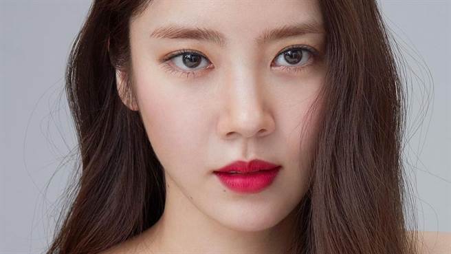 孙淡妃在IG上分享造型侧拍，意外泄好身材。（图／IG@ xodambi）