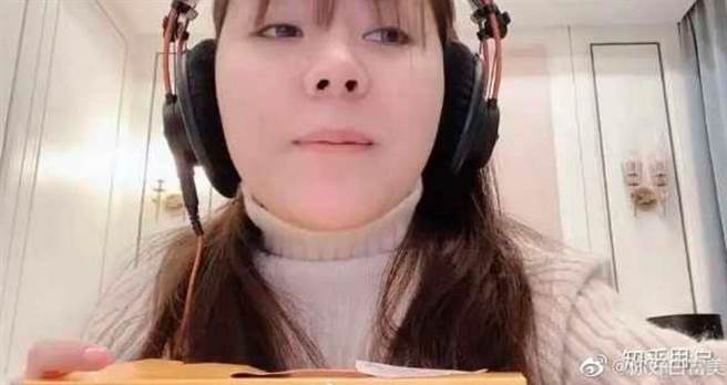 先前曾发生直播事故，小图团真面目曝光，圆润的脸蛋被批和平常「差很大」。(图/ 摘自微博)