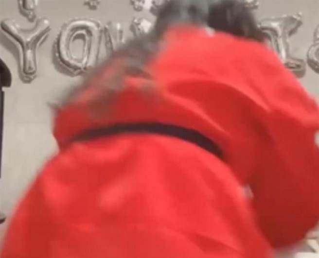 近日小团团又被抓包体态丰满到萤幕装不下，让网友超吃惊。(图/ 摘自微博)