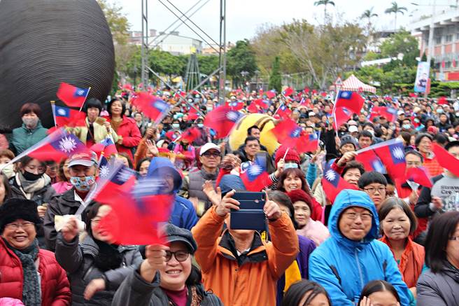 苗栗縣政府2021年元旦升旗典禮照常舉行，加強防疫措施，並實施實聯制。圖為2020年元旦升旗典禮盛況。（苗栗縣政府提供／巫靜婷苗栗傳真）