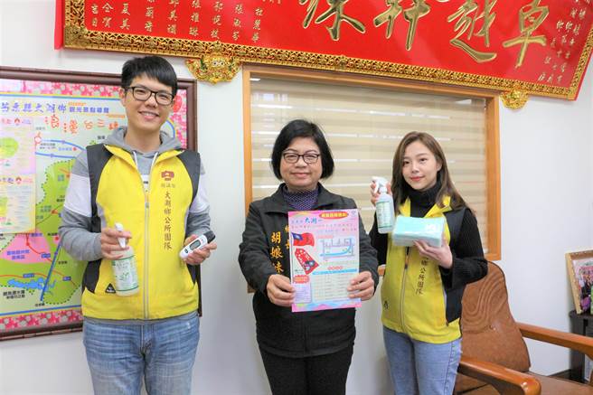 大湖鄉公所照常舉辦元旦升旗典禮暨健走活動，備妥防疫物資，呼籲民眾穿著保暖、戴口罩，確認無身體不適再來參加，全程參與活動者可獲得2021年國旗圍巾1條。（巫靜婷攝）