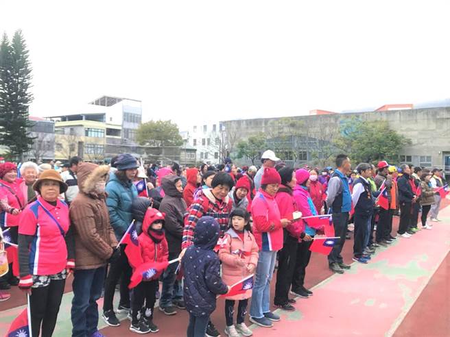 大湖鄉公所照常舉辦2021年元旦升旗典禮暨健走活動，呼籲民眾務必戴口罩參加。圖為2020年元旦升旗典暨健走活動盛況。（大湖鄉公所提供／巫靜婷苗栗傳真）