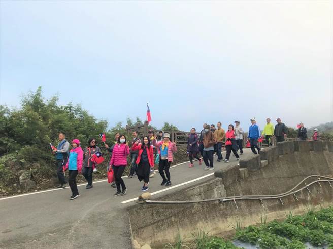 大湖鄉公所照常舉辦2021年元旦升旗典禮暨健走活動，呼籲民眾務必戴口罩參加。圖為2020年元旦升旗典暨健走活動盛況。（大湖鄉公所提供／巫靜婷苗栗傳真）