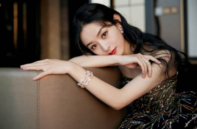 33岁大陆女星赵丽颖以甜美高顏值圈粉无数。（图／摘自微博@赵丽颖工作室）