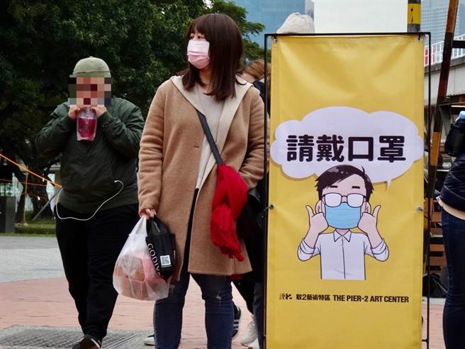 多数民眾遵守防疫规范，但仍有人不甩标语，仍走到哪里吃到哪里。（林宏聪摄）