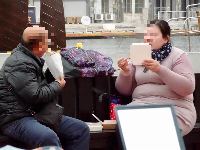 多数民眾遵守防疫规范，但仍有人不甩标语，仍走到哪里吃到哪里。（林宏聪摄）