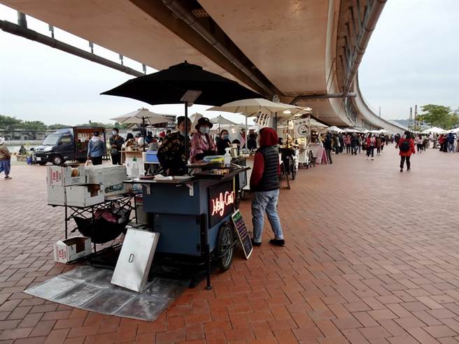 饮食摊商移至管制区外，下午人潮不如预期。（林宏聪摄）