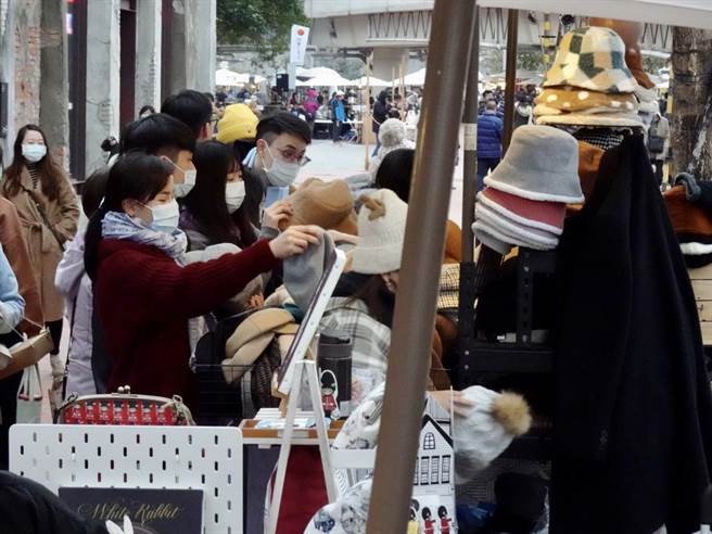 卖保暖帽子的摊商生意强强滚。（林宏聪摄）