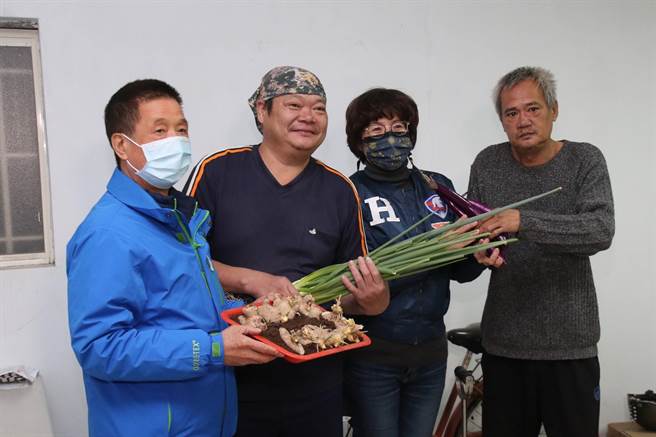 年近50岁的阿清（左二）街头流浪长达3年，在县府的辅导下，从游民变身为农民，阿清说人生从此变得有意义，也不再流离失所。（台东县政府提供／蔡旻妤台东传真）