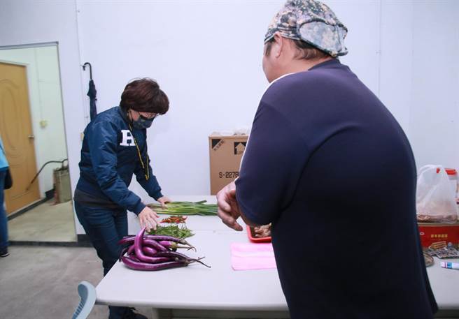 近50岁的阿清（右一）街头流浪长达3年，在县府的辅导下，从游民变身为农民，阿清说人生从此变得有意义，也不再流离失所。（台东县政府提供／蔡旻妤台东传真）