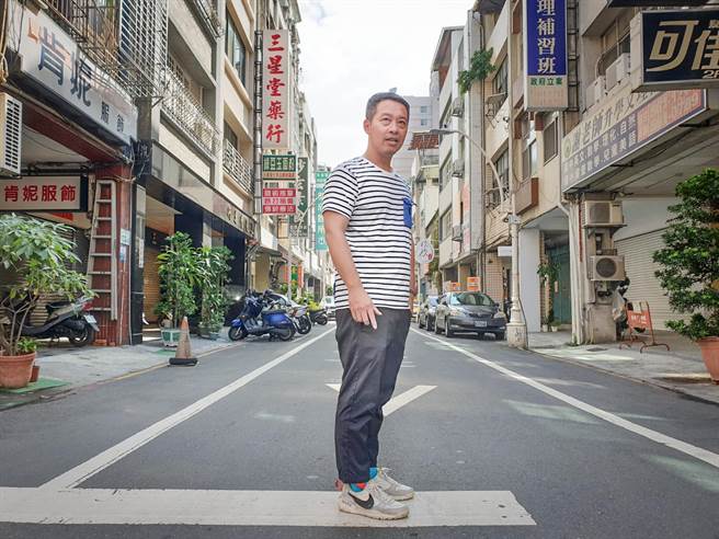 素人髮型設計師蕭清元人稱「黑洞」（意即擁有源源不絕創意）、「所長」，著手成立臉書社團及協會，用創意擾動老社區，帶動轉型的契機。（袁庭堯攝）