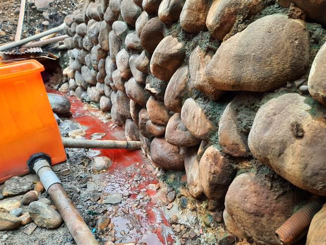 工厂废污水桶槽破裂废水溢流情形，稽查人员投放药剂追踪污水流向。（环保局提供／李俊淇新北传真）