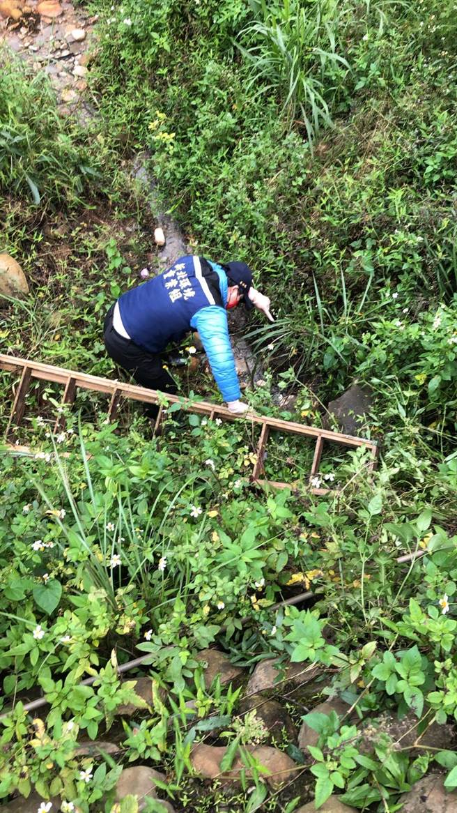 稽查人员爬下河川稽查，并检测河川PH值。（环保局提供／李俊淇新北传真）