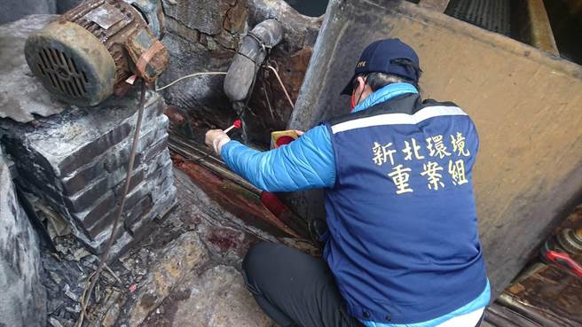 稽查人员投放示踪计确认废水流向。（环保局提供／李俊淇新北传真）