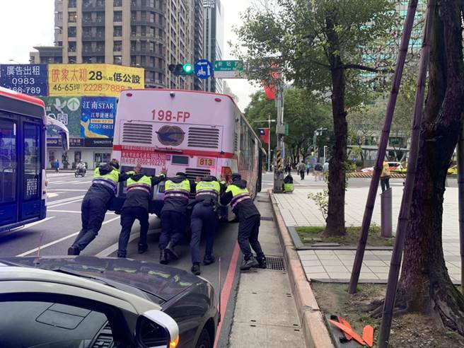 新北市海山警分局协助排除抛锚公车。（海山警分局提供）