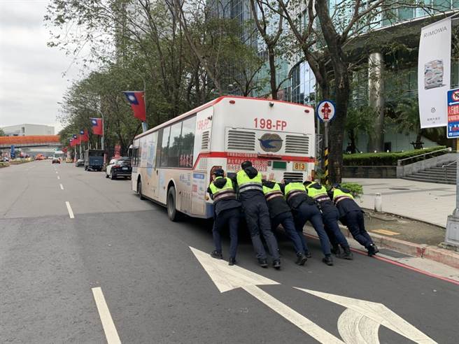 新北市海山警分局协助排除抛锚公车。（海山警分局提供）