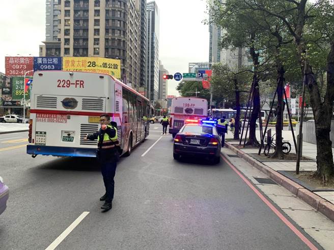 新北市海山警分局协助排除抛锚公车。（海山警分局提供）