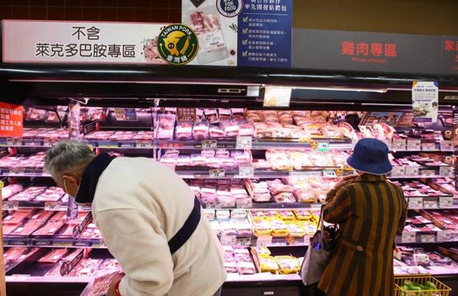 台北市通路不含萊劑專區元旦上路，家樂福超前部屬，設有不含萊劑專區，供民眾安心選購豬肉。（鄧博仁攝）