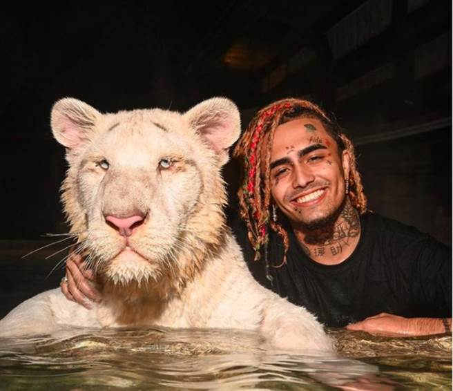 美国饶舌男歌手利尔庞普（Lil Pump）遭爆出搭机时拿下口罩，经劝说还辱骂空服员，掀起挞伐。(图/ 摘自Lil Pump IG)