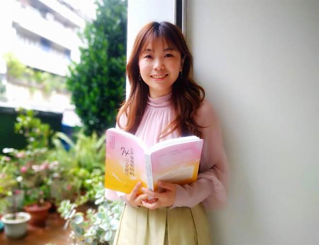 谘商心理师陈盈君透过牌卡，引领人们听见自己内心真正声音，透过探索觉察，获得身心成长。(图/梁惠明摄 场地提供/心悦人文空间)