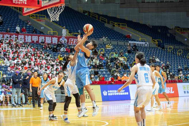 109学年度HBL女子组预赛，永平高中（白球衣）对上辅仁高中（蓝球衣），终场前双方一度陷入拉锯战。最终永平高中靠着较高的罚球命中率拉开比数，终场以67比62击溃辅仁高中。（袁庭尧摄）