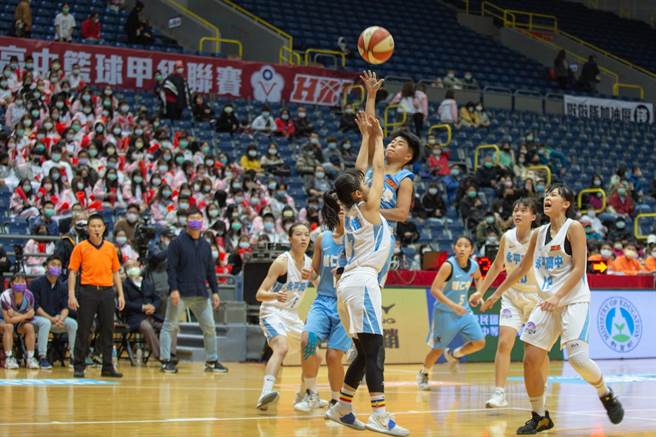 109学年度HBL女子组预赛，永平高中（白球衣）对上辅仁高中（蓝球衣），终场前双方一度陷入拉锯战。最终永平高中靠着较高的罚球命中率拉开比数，终场以67比62击溃辅仁高中。（袁庭尧摄）