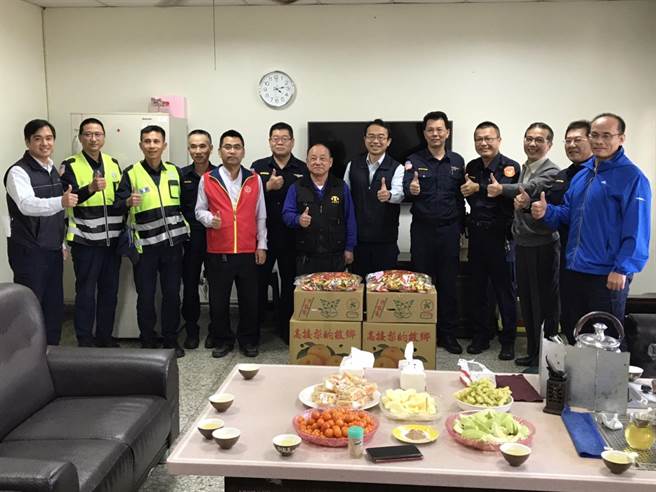 归仁分局长洪顶力(右四）率员拜访国道公路警察局第八公路警察大队与大队长长黄得彰(右六）。（归仁警分局提供／曹婷婷台南传真）