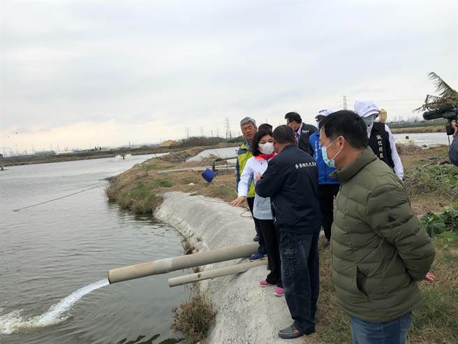 云林县长张丽善（右三）今日下午到麦寮乡视察鱼塭寒害状况。（周丽兰摄）