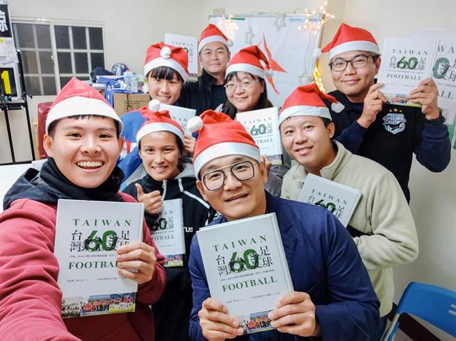 李弘斌（前排右）耙梳台湾足球一甲子，与球迷共享每段歷程。（李弘斌提供）