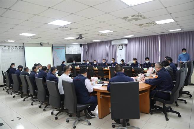 臺湾基隆地方检察署检察长柯丽铃与主任检察官杨景舜于29日前往金山警分局进行110年农渔会选举反贿选宣导。（金山警分局提供）