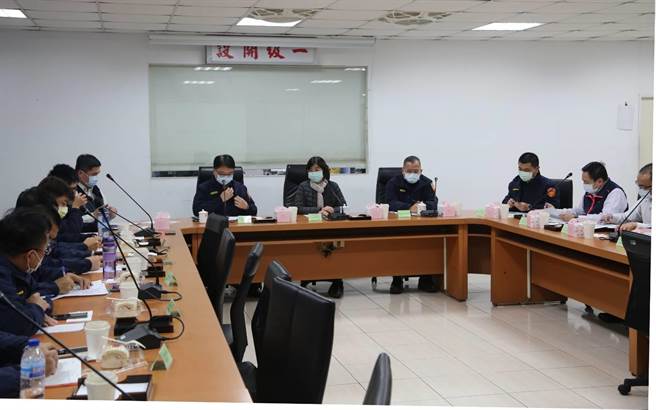 臺湾基隆地方检察署检察长柯丽铃与主任检察官杨景舜于29日前往金山警分局进行110年农渔会选举反贿选宣导。（金山警分局提供）