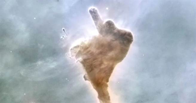 這個深色的太空星雲，形狀很好的總結了我們對2020年的感受。(圖/NASA)