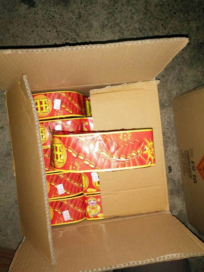 30日下午消防局人員果然在該民宅查獲爆竹煙火總火藥量約50公斤，已超過管制量近10倍。（嘉義縣消防局提供∕呂妍庭嘉義傳真）