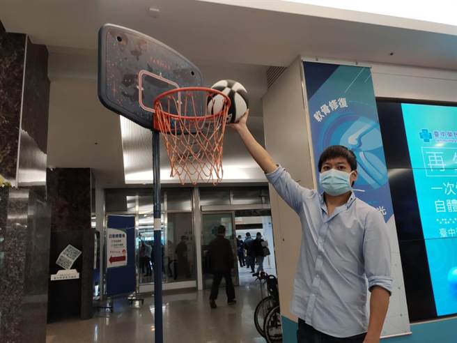 台中荣总外科部整形外科医师张捷凯，接受「软骨自体移植再生手术」1次搞定，31日出席医疗记者会，拿起最爱的篮球，跳跃投篮，姿势稳定，恢復情况良好。（张妍溱摄）