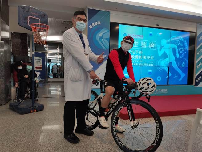 台中市48岁黄姓男患者（图右），因工作长期久站，造成膝盖软骨破损，经接受「软骨自体移植再生手术」后重拾骑车乐，去年完成台北到高雄约360公里的单车之旅圆梦。（张妍溱摄）