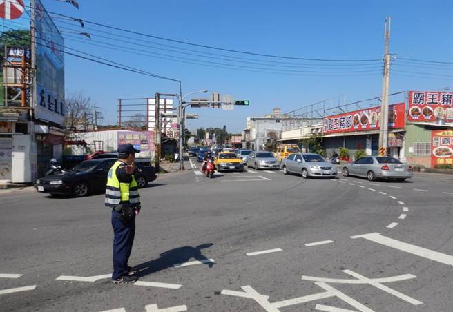 因应元旦假期，龙潭警方在休憩热点设置警力进行交通疏导。（龙潭警分局提供／黄婉婷桃园传真）