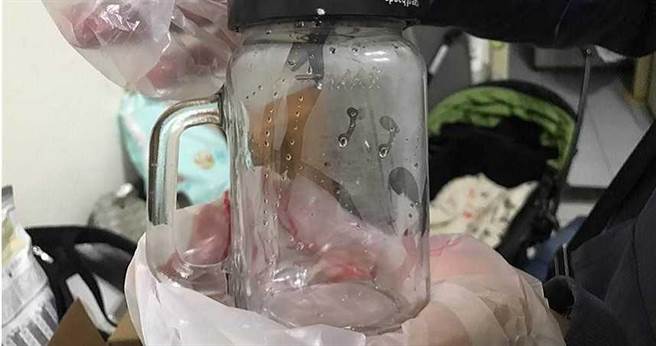 三倍劵消费诈欺废案，保全员陈男为湮灭证据，将废三倍劵搅碎加酱油炒成泥状，检警查扣后送鑑定，确认残余物内与真券的防偽纤维与印墨相符。（图／检方提供）