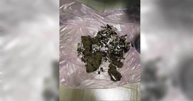 废三倍劵消费诈欺案，保全员陈男为湮灭证据，将废三倍劵搅碎加酱油炒成泥状，检警查扣后送鑑定，确认残余物内与真券的防偽纤维与印墨相符。（图／检方提供）