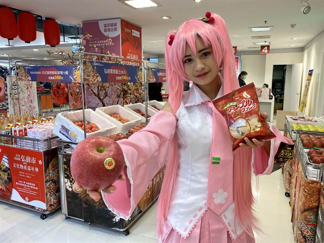 嘉义远百找来「樱花未来」真人偶像促销日本弘前市夯商品。（廖素慧摄）