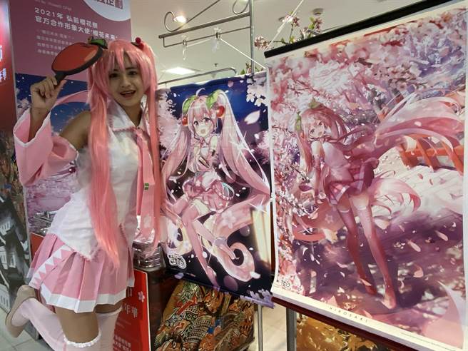 嘉义远百模特儿扮演日本超高人气虚拟偶像「樱花未来」的少女样吸睛。（廖素慧摄）