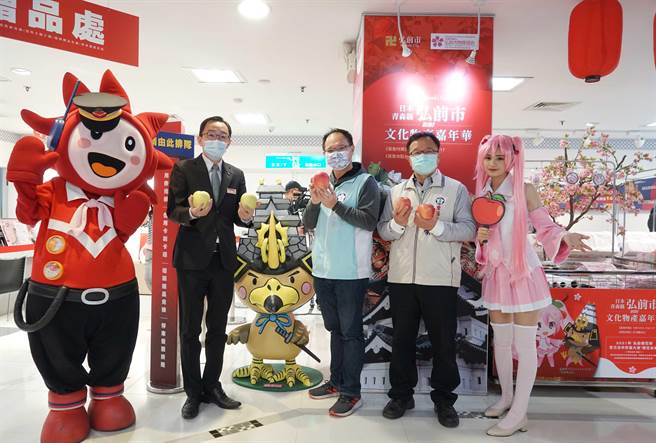 嘉义远百捐出100盒弘前市苹果给弱势家庭，嘉义市社会处长林家纬代表受赠。（嘉义远百提供）