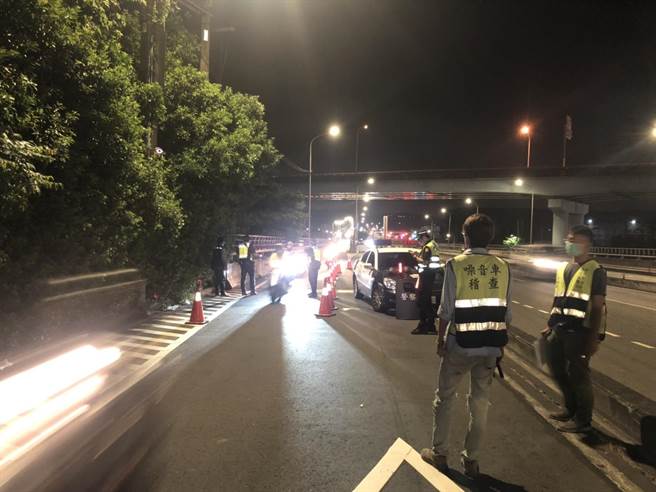新北市板桥警分局执行「封闭式路检」勤务，展现警方取缔酒驾及防制交通事故的执法决心。（板桥警分局提供）