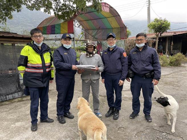 寒流来袭，信义警方寒冬送暖。（信义警分局提供／廖志晃南投传真）