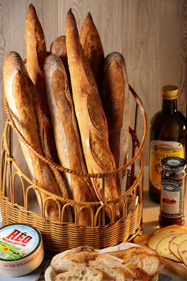 微风会员扣20点，微风广场MAISON KAYSER法国魔杖，原价 110元，元旦买1送1。（微风提供）