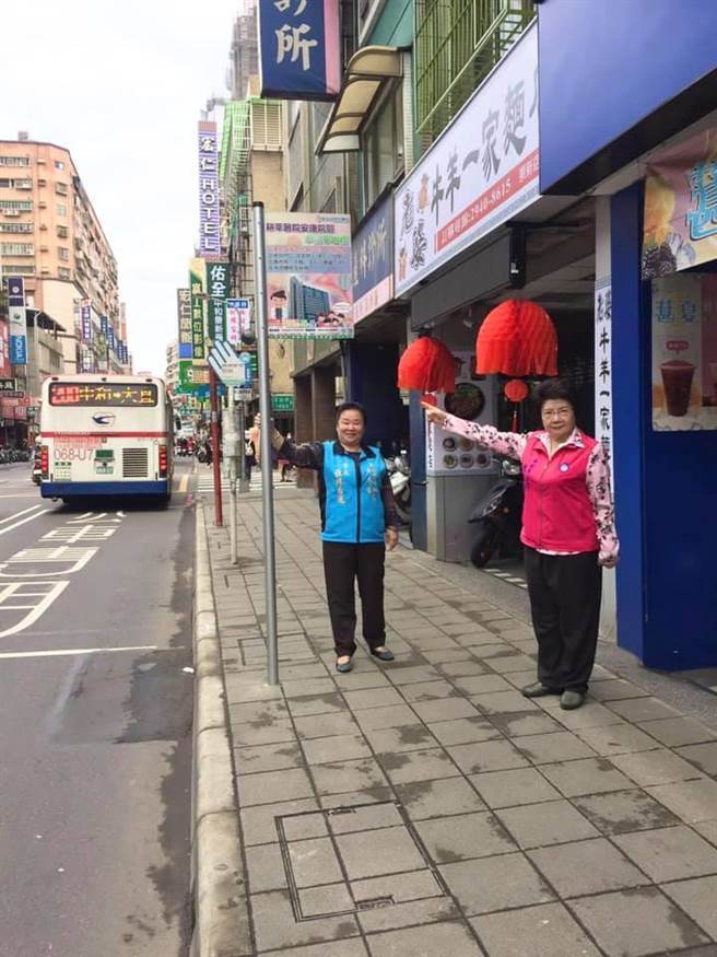 新北市議員陳錦錠、中和區景本里長張林秀麗建議將「耕莘醫院接駁車站牌」合併至景新街站牌，提升行車安全。（陳錦錠服務處提供）