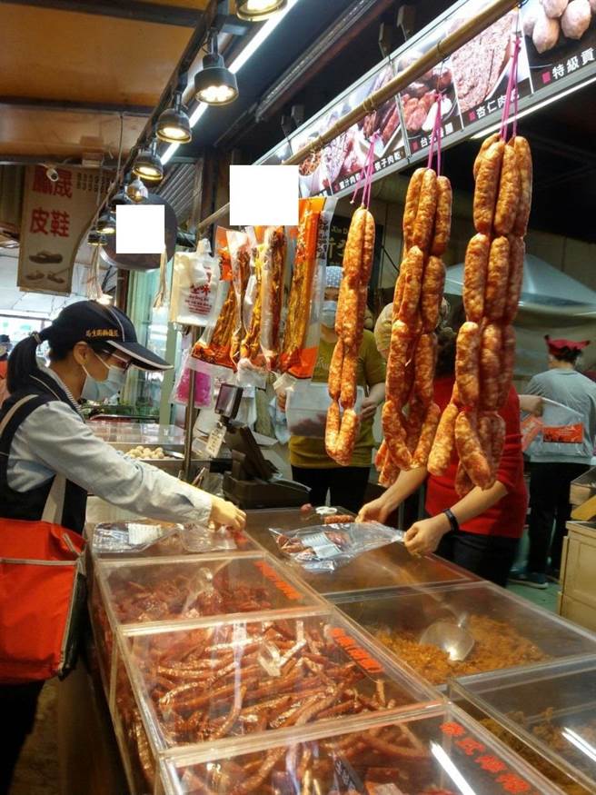 花莲县府强调会落实莱克多巴胺零检出，也批评中央根本不尊重民意。图为县府日前到肉品摊商「零检出」政策。（王志伟花莲传真）