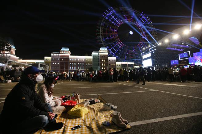 因新冠肺炎疫情升溫，台中市辦跨年晚會取消觀眾進場，唯一有開放進場的麗寶跨年會場，晚會開始前，已約有近千名觀眾進場。（黃國峰攝）